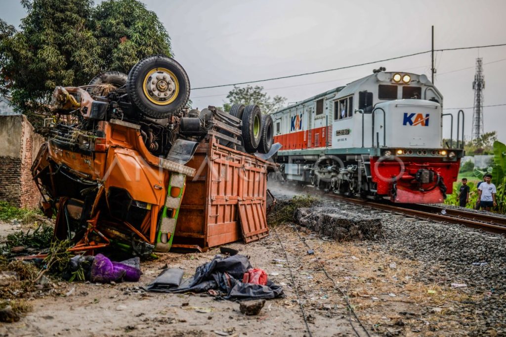 Kecelakaan Truk Terperosok di Jalur Kereta Api Rangkasbitung-Merak