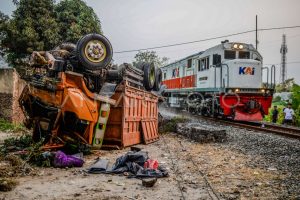 Kecelakaan Truk Terperosok di Jalur Kereta Api Rangkasbitung-Merak