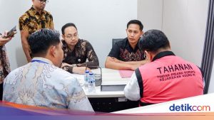 Kejagung Serahkan Mantan Anggota Ombudsman Yeka Hendra ke Kejari Jakarta Pusat