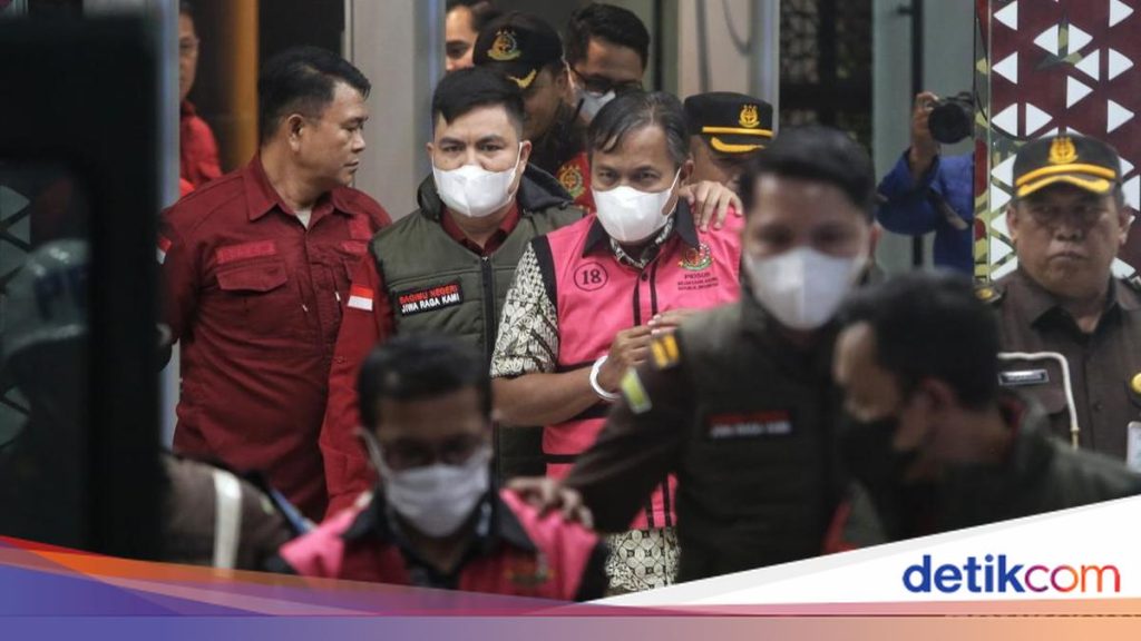 Kejagung Tahan Dua Pegawai Pajak Tersangka Manipulasi Ekspor Pulp PT TPL