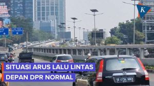 Kondisi Arus Lalu Lintas di Depan Gedung DPR pada Jumat Pagi Masih Normal