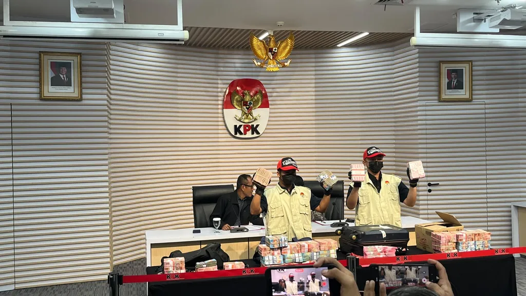 Korupsi di Tingkat Kepala Daerah: Putaran Konversi Modal Politik yang Tak Berujung