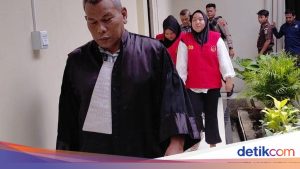 Mantan Pegawai Mandiri Taspen Purwokerto Jadi Terdakwa Penipuan, Diteriaki Massa Saat Sidang