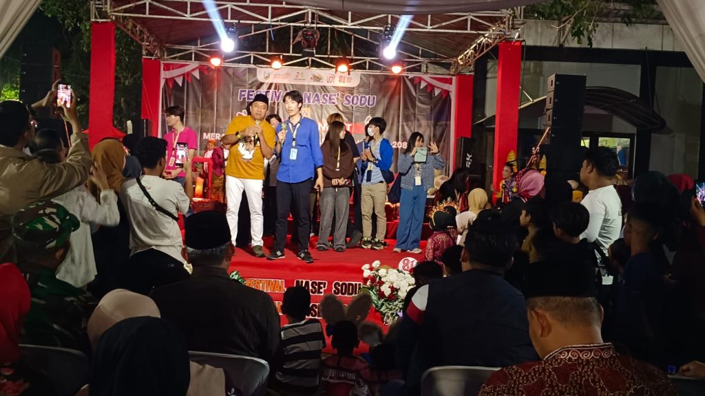 Mas Rio Perkenalkan Kuliner Nase' Sodu ke Mahasiswa Osaka dan AS di Tengah Ribuan Warga