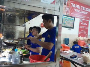 Menjelajahi Kelezatan Tahu Tek di Surabaya: Rekomendasi Tahu Telor Pak Jayen