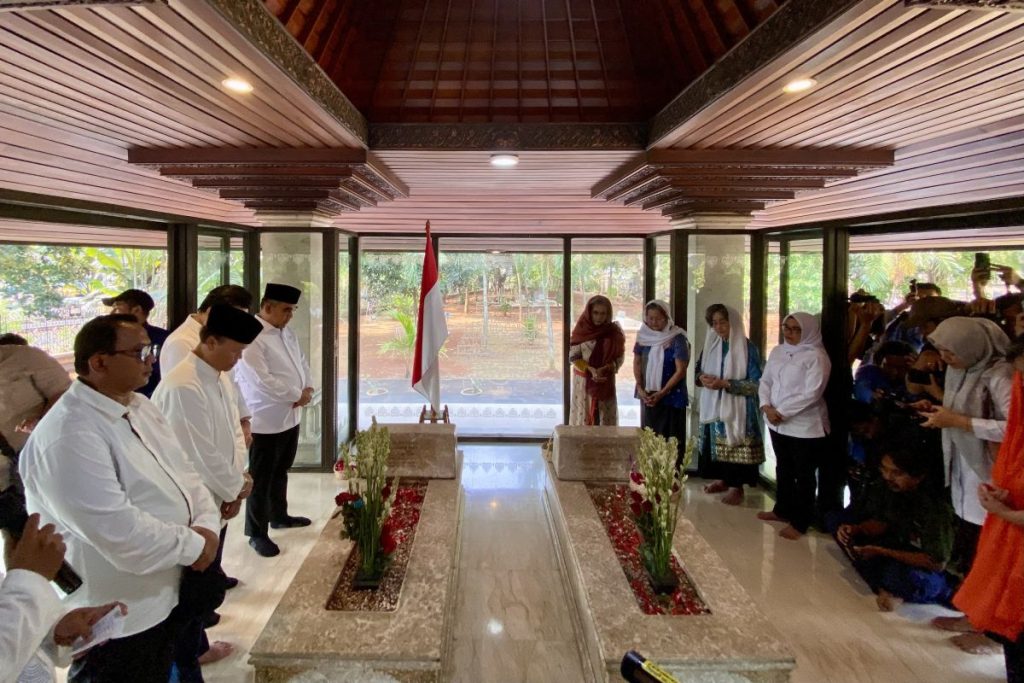 Menjelang HUT Ke-81 RI, Pimpinan MPR Berziarah ke Makam Bung Hatta