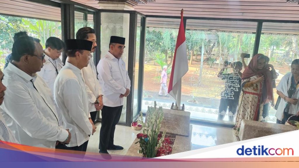 Menjelang HUT ke-81 RI, Pimpinan MPR Berziarah ke Makam Bung Hatta