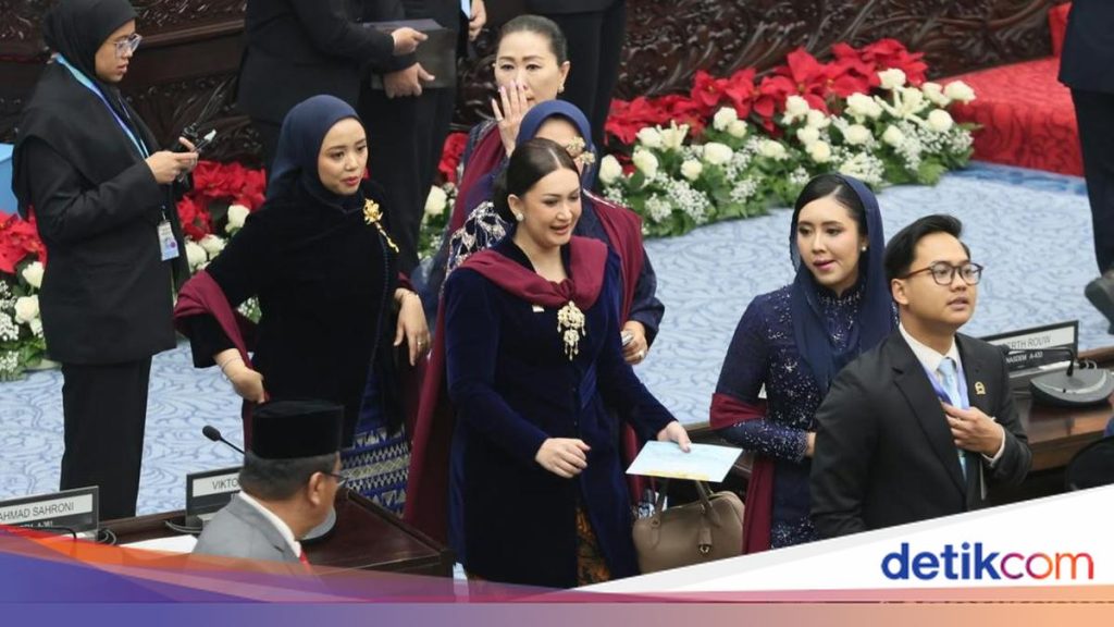 Momen Jelang Sidang Tahunan MPR: Jokowi, Komeng, dan Tiga Wapres Bersatu