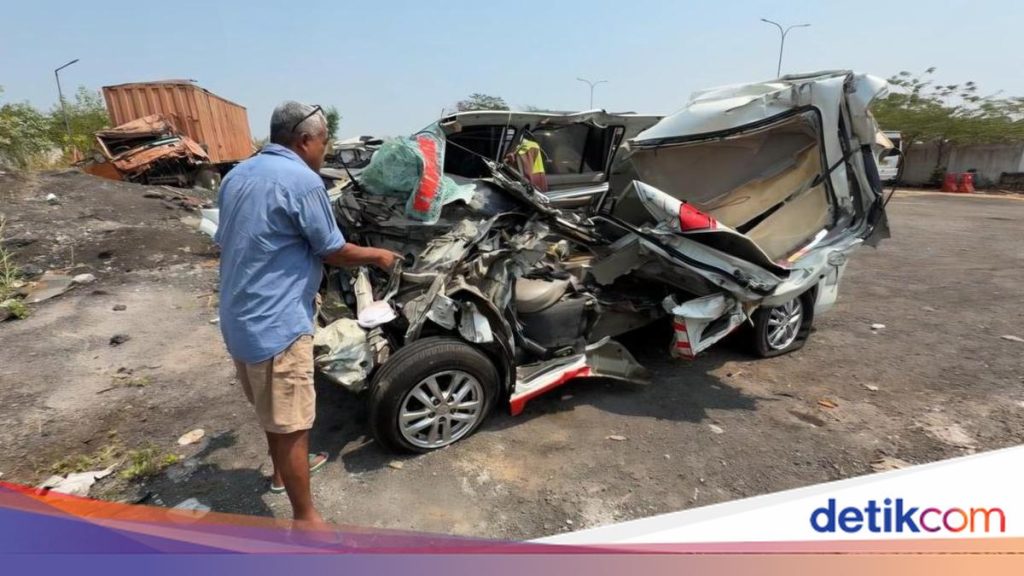Nahas, Ambulans Pengangkut Jenazah Ringsek Akibat Kecelakaan Maut di Tol Batang, Pasutri Tewas