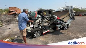 Nahas, Ambulans Pengangkut Jenazah Ringsek Akibat Kecelakaan Maut di Tol Batang, Pasutri Tewas