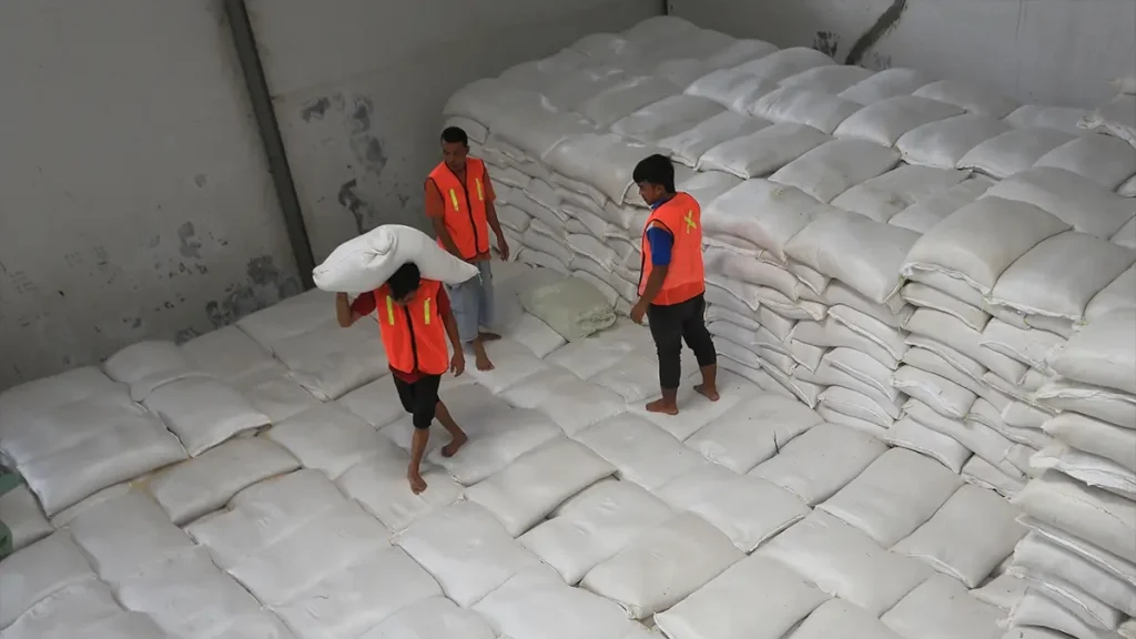 Pemerintah Salurkan Bantuan Beras untuk 33,24 Juta Keluarga dari Dana Pajak