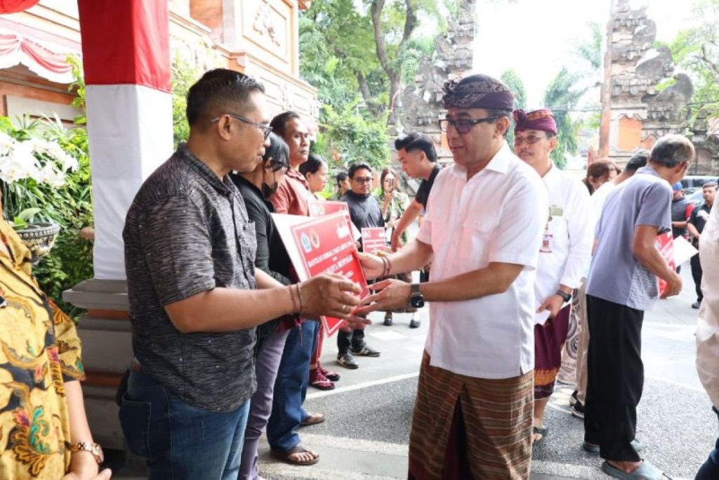 Pemkot Denpasar Salurkan Bantuan Sosial bagi 70 Warga Terdampak Bencana Alam