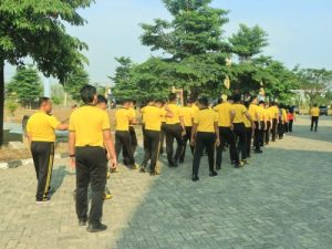 Personel Polres Tulang Bawang Barat Tingkatkan Disiplin dan Kebugaran Lewat Apel Pagi dan Olahraga Bersama