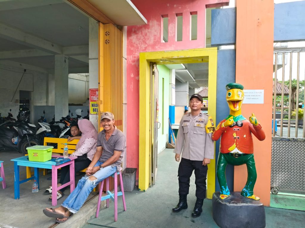 Personel Polsek Sanankulon Amankan Objek Wisata Akhir Pekan, Warga Pun Nyaman