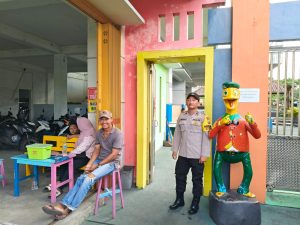 Personel Polsek Sanankulon Amankan Objek Wisata Akhir Pekan, Warga Pun Nyaman