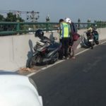 Personel Satlantas Polresta Sleman Bergerak Cepat Menangani Kecelakaan di Flyover Jombor