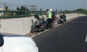 Personel Satlantas Polresta Sleman Bergerak Cepat Menangani Kecelakaan di Flyover Jombor