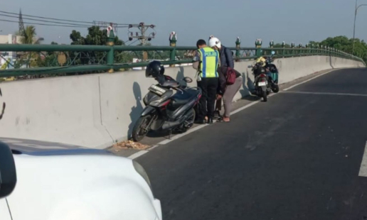 Personel Satlantas Polresta Sleman Bergerak Cepat Menangani Kecelakaan di Flyover Jombor