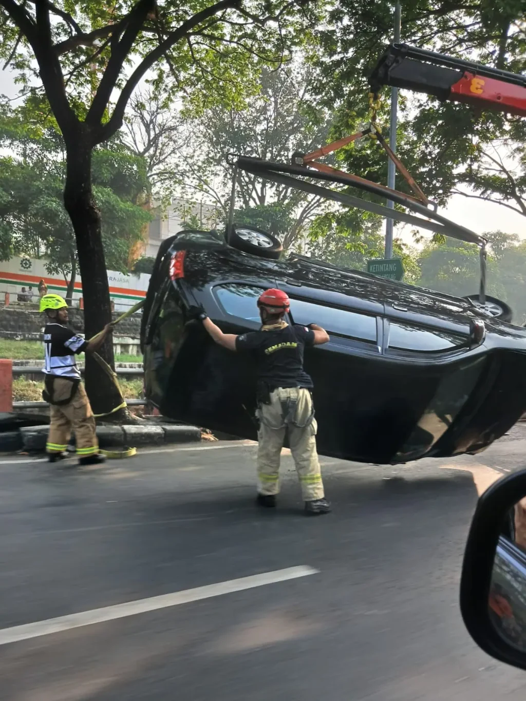 Pertolongan Kecelakaan: Mobil Terbalik di Gunungsari Surabaya Berhasil Dievakuasi