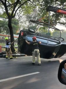 Pertolongan Kecelakaan: Mobil Terbalik di Gunungsari Surabaya Berhasil Dievakuasi