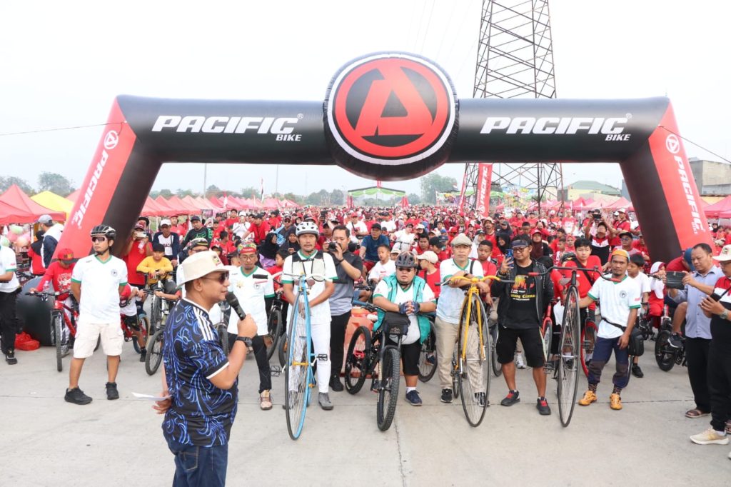 Plt Bupati Bekasi Ajak Warga GCC Jaga Kesehatan Lewat Karnaval Sepeda Santai