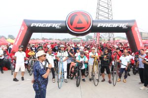 Plt Bupati Bekasi Ajak Warga GCC Jaga Kesehatan Lewat Karnaval Sepeda Santai