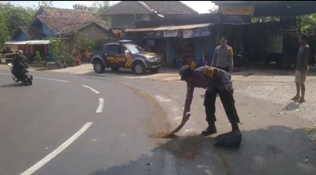 Polisi Ngawi Bertindak Cepat Berkat Laporan Call Center 110, Cegah Kecelakaan Akibat Tumpahan Oli