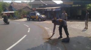 Polisi Ngawi Bertindak Cepat Berkat Laporan Call Center 110, Cegah Kecelakaan Akibat Tumpahan Oli