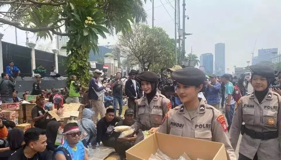 Polisi Wanita Metro Jaya Bagikan Makanan kepada Pengunjuk Rasa di Depan Gedung DPR