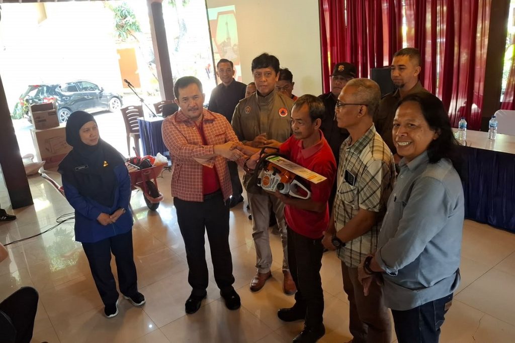 Politisi PDIP Eko Suwanto Hibahkan 13 Unit Alat Mitigasi Bencana