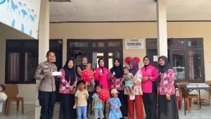 Polres Lampung Utara Gelar Imunisasi dan Cek Kesehatan Balita Lewat Posyandu Kemala