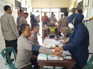 Polres OKU Polda Sumsel: Dokkes Gelar Pemeriksaan Kesehatan dan Pembagian Vitamin untuk Personel Polsek Semidang Aji