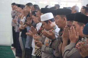 Polres Pasuruan Adakan Salat Ghaib dan Doa Bersama bagi Korban Kecelakaan