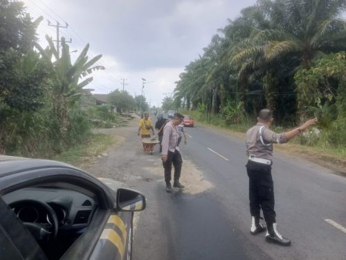 Polsek Gunung Labuhan Bertindak Cepat Atasi Tumpahan Solar di Jalinsum, Antisipasi Kecelakaan