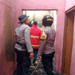 Polsek Kedondong, Damkar, dan Warga Bersatu Padamkan Kebakaran Rumah di Way Lima