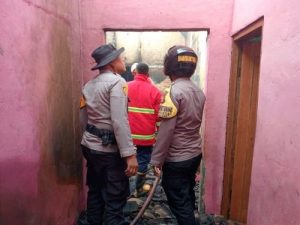 Polsek Kedondong, Damkar, dan Warga Bersatu Padamkan Kebakaran Rumah di Way Lima