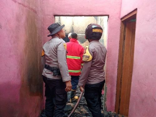 Polsek Kedondong, Damkar, dan Warga Bersatu Padamkan Kebakaran Rumah di Way Lima