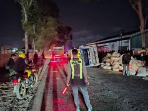 Polsek Ngunut Respons Cepat Kecelakaan di Pulosari, Petugas Atur Lalu Lintas