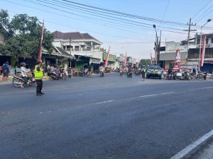 Polsek Ponggok Laksanakan Pengaturan Lalu Lintas Pagi untuk Cegah Kemacetan dan Kecelakaan