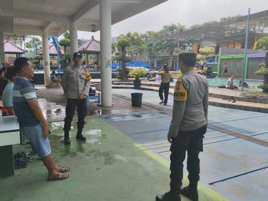 Polsek Sanankulon Amankan Objek Wisata Kolam Renang di Hari Minggu untuk Kenyamanan Pengunjung