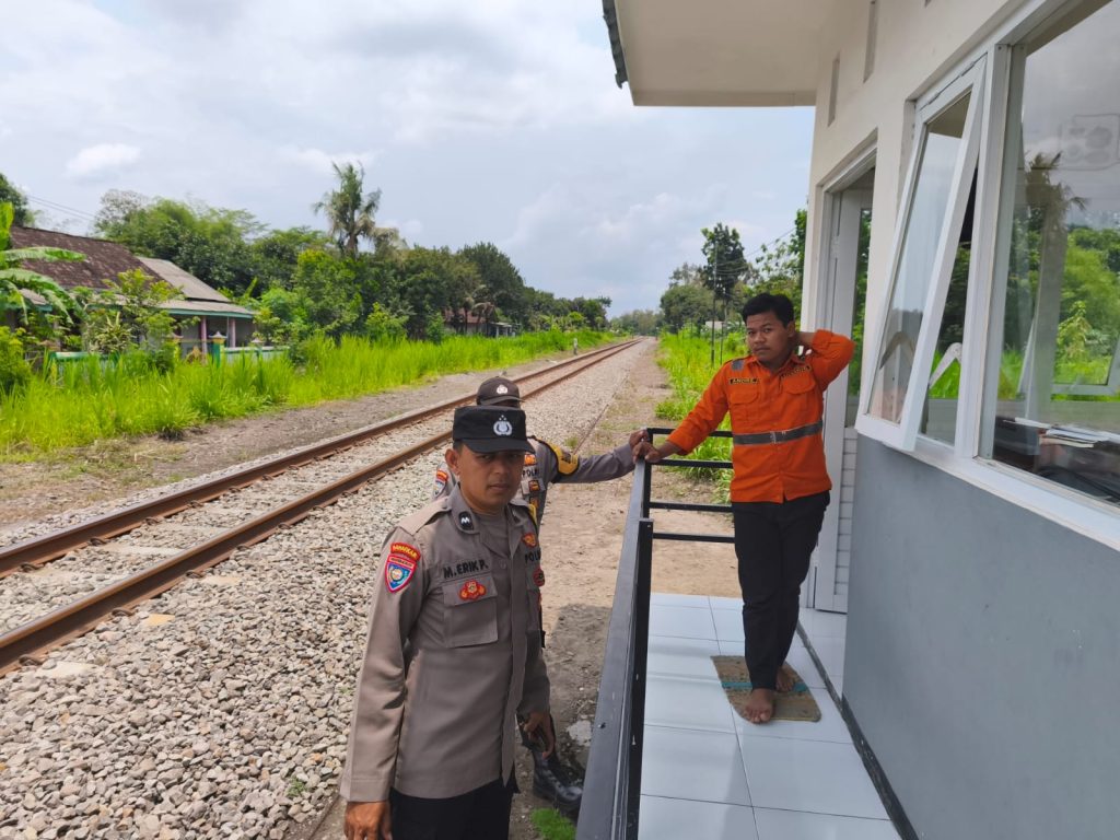 Polsek Sanankulon Gencarkan Patroli di Perlintasan Kereta Api Tak Berpalang untuk Cegah Laka