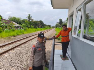 Polsek Sanankulon Gencarkan Patroli di Perlintasan Kereta Api Tak Berpalang untuk Cegah Laka
