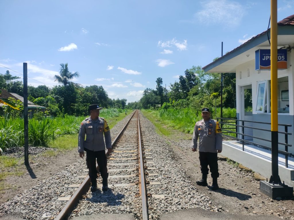 Polsek Sanankulon Intensifkan Patroli di Perlintasan Kereta Api Tanpa Palang Pintu untuk Cegah Kecelakaan