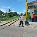 Polsek Sanankulon Rutin Patroli Perlintasan Kereta Api Tanpa Palang Pintu untuk Cegah Kecelakaan