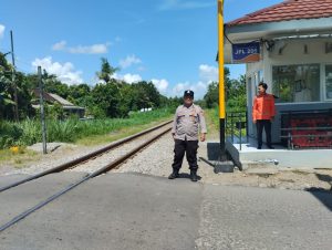 Polsek Sanankulon Rutin Patroli Perlintasan Kereta Api Tanpa Palang Pintu untuk Cegah Kecelakaan