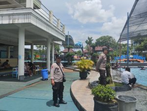 Polsek Sanankulon Tingkatkan Pengamanan Objek Wisata Kolam Renang di Hari Minggu untuk Jamin Keamanan dan Kenyamanan