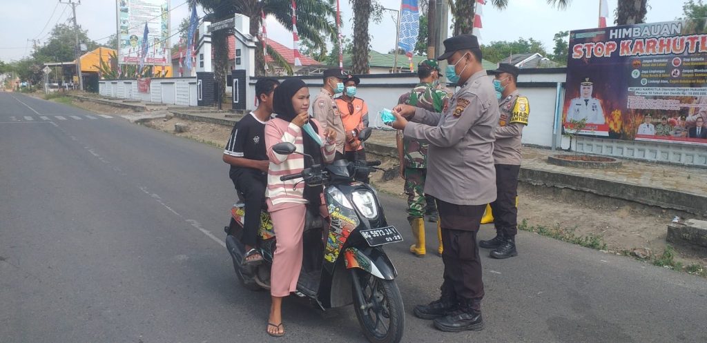 Polsek Sungai Rotan Bagikan Masker untuk Pelajar dan Pengguna Jalan