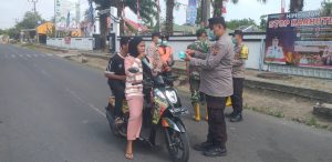 Polsek Sungai Rotan Bagikan Masker untuk Pelajar dan Pengguna Jalan