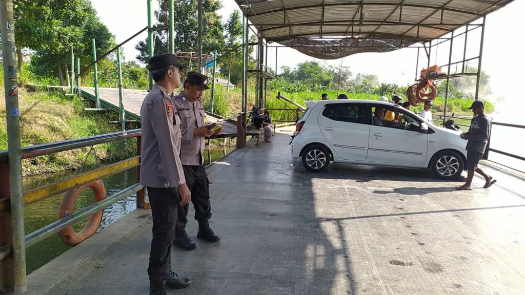 Polsek Wonodadi Lakukan Patroli Debit Air Sungai Brantas untuk Antisipasi Banjir