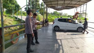 Polsek Wonodadi Lakukan Patroli Debit Air Sungai Brantas untuk Antisipasi Banjir